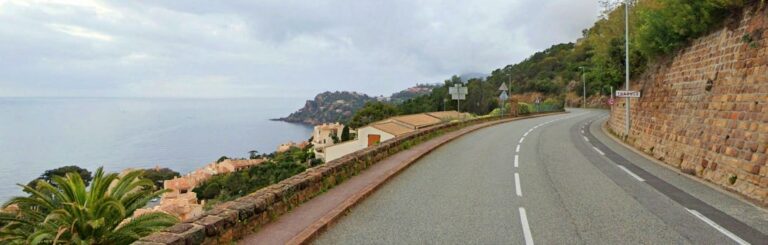 Vue dégagée depuis le route départementale 6098 à Théoule-sur-Mer.