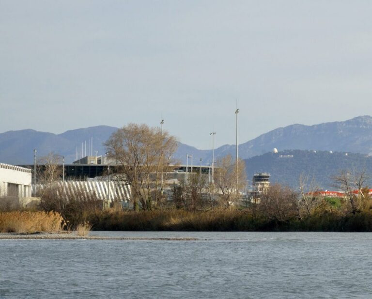 L'embouchure du Var et l'aéroport de Nice en arrière-plan. ©oppvlm