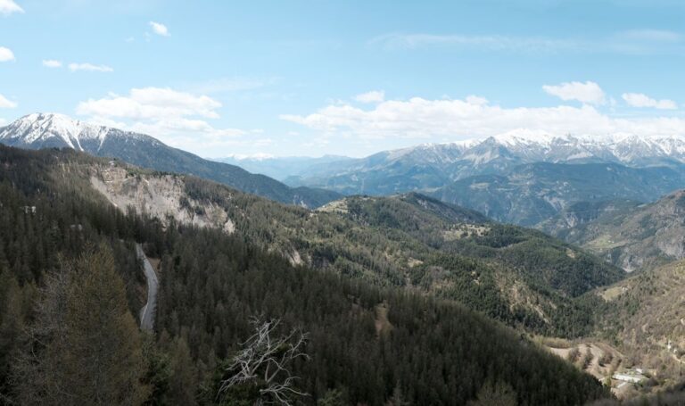 Vue dégagée sur le Haut Var depuis la station de Valberg. Les Amignons au premier plan.