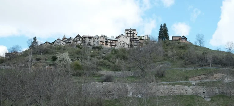Silhouette villageoise de Beuil vue depuis le sud et la sortie des gorges du Cians. Le bourg reste perché et regroupé sur la crête.