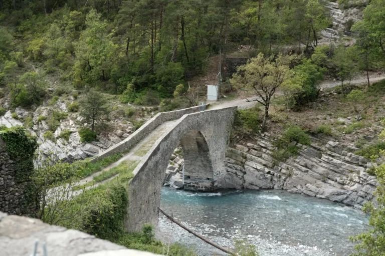 Pont et murs en pierre.