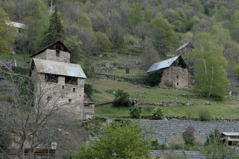 Une multitude de granges et d’habitats temporaires dispersés dans les pâturages.