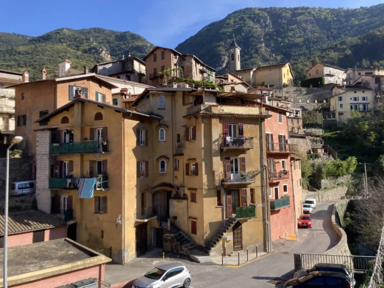 Des façades colorées et peintes un patrimoine de sol en pierre (calades, pavage, dallage…).