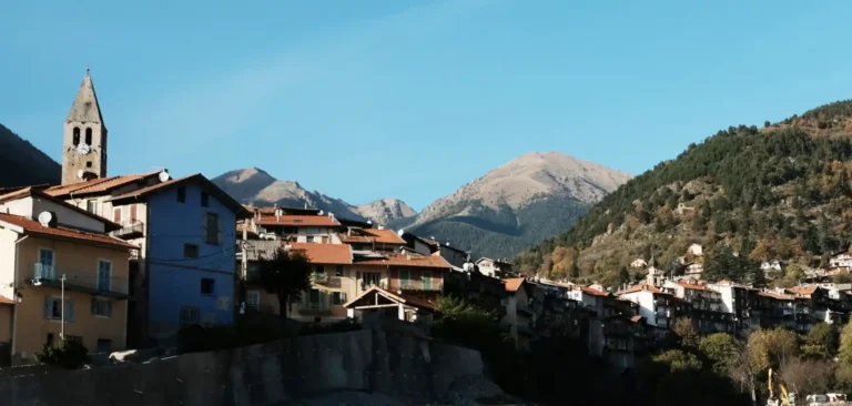 La silhouette villageoise de Saint-Martin de Vésubie se mêle aux sommets pelés du mont Archas.