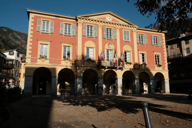 Hôtel de Ville de Saint-Martin de Vésubie à la façade peinte.