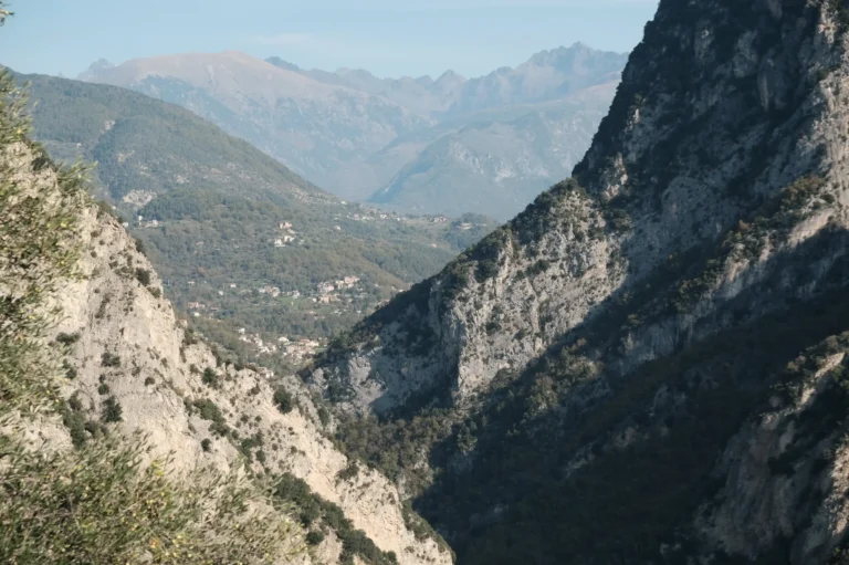 Barres calcaires formant des clues, depuis Utelle.
