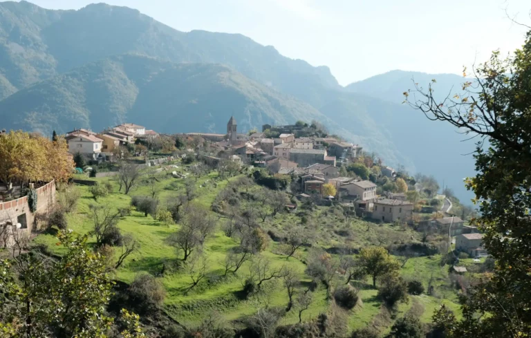 Utelle, un bourg perché en vigie sur les gorges de la Vésubie.