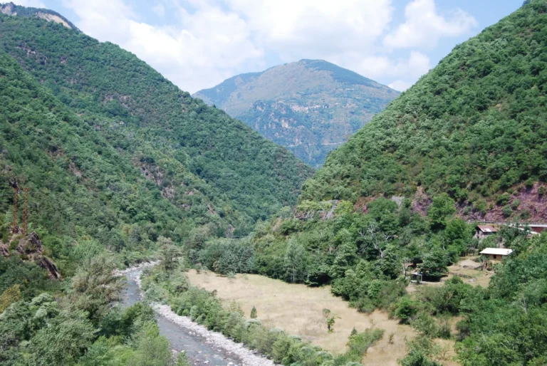 Des paysages de vallées et de gorges accidentées.