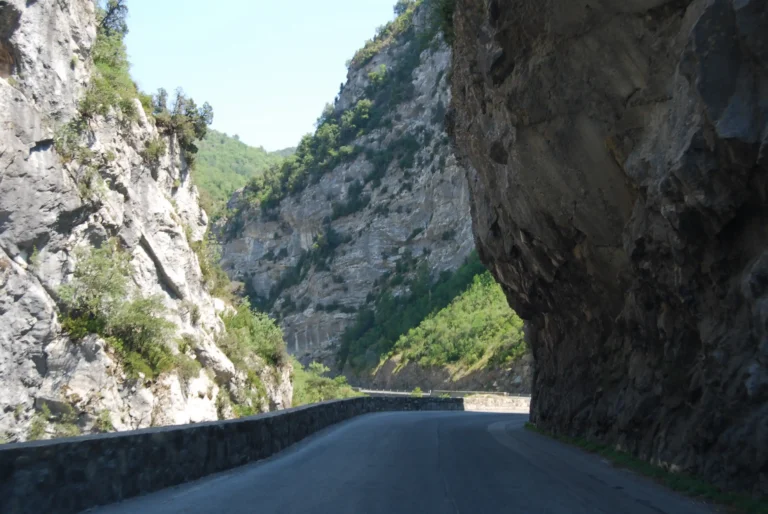 La pierre est omniprésente le long de la chaussée, en falaise rocheuse, muret de soutènement ou parapet.