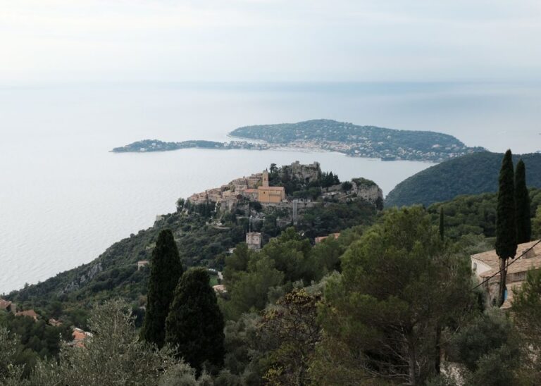 Èze, un village perché qui domine le golfe de Saint-Hospice et le Cap Ferrat.