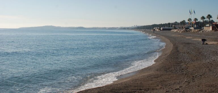 Plage de la baie des Anges avec le cap d’Antibes à l’horizon.