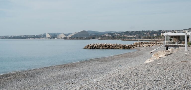 Marina de la baie des Anges depuis le le bord de mer de Cros-de-Cagnes.