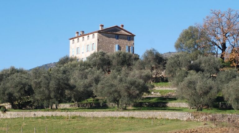 Exploitation agricole vers Châteauneuf-Grasse.
