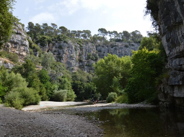 Gorges spectaculaires et monumentales du Parc des Rives du Loup. ©DimiTalen