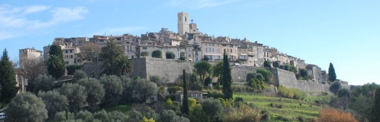 Le cachet médiéval des villages perchés, comme Saint-Paul-de-Vence, est mis en valeur par la qualité de leur socle.