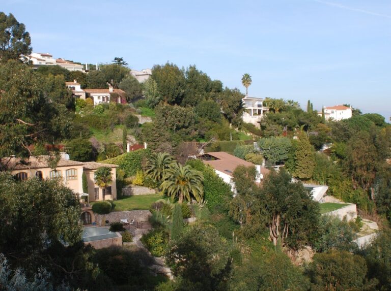 Pentes végétales jardinées sur les hauteurs de Vallauris.