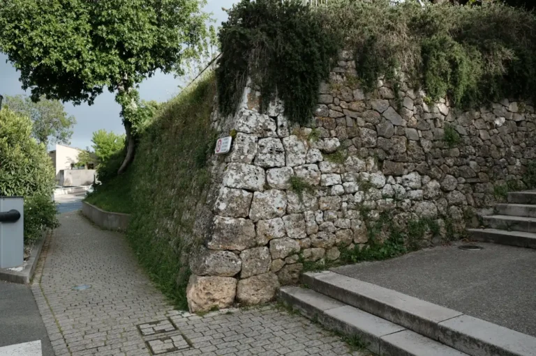 Mur de soutènement en pierre sèche à Mougins.
