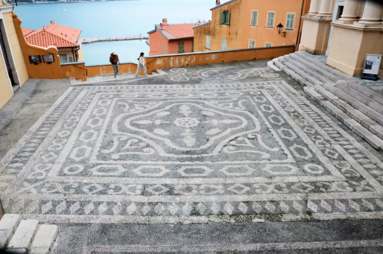 Remarquable calade de galets sur la place de la Conception, entre la Basilique Saint-Michel Archange de Menton et la rampe Saint-Michel.