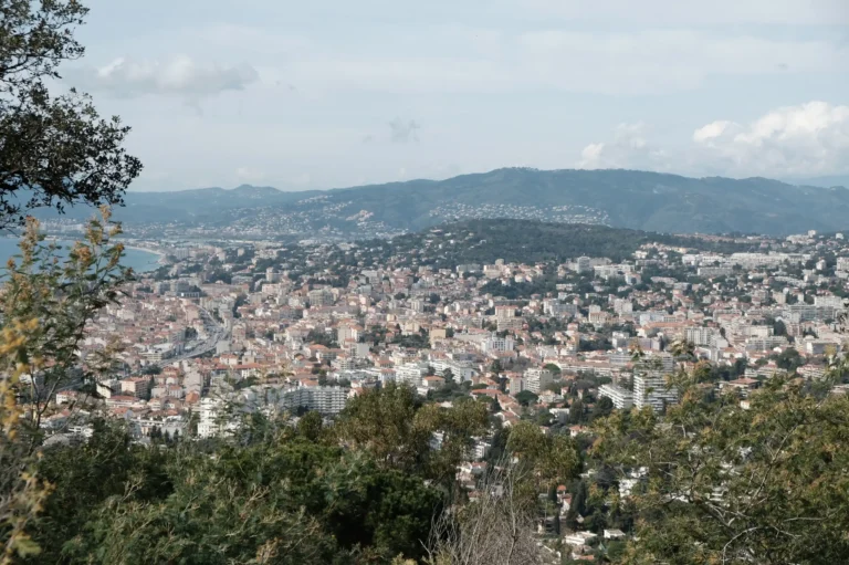 Baie de Cannes depuis Super-Cannes. Légender : La colline de la Croix des gardes ; massif du Tanneron ; plaine de la Siage.