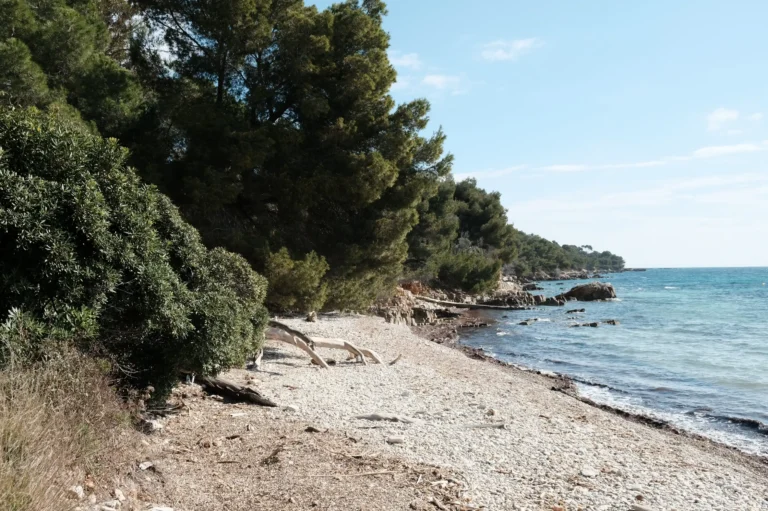 Une côte rocheuse et de galets à Sainte‑Marguerite.