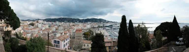 Vue les collines du Paradou depuis le Suquet avec le port de Cannes et les Allées de la Liberté.