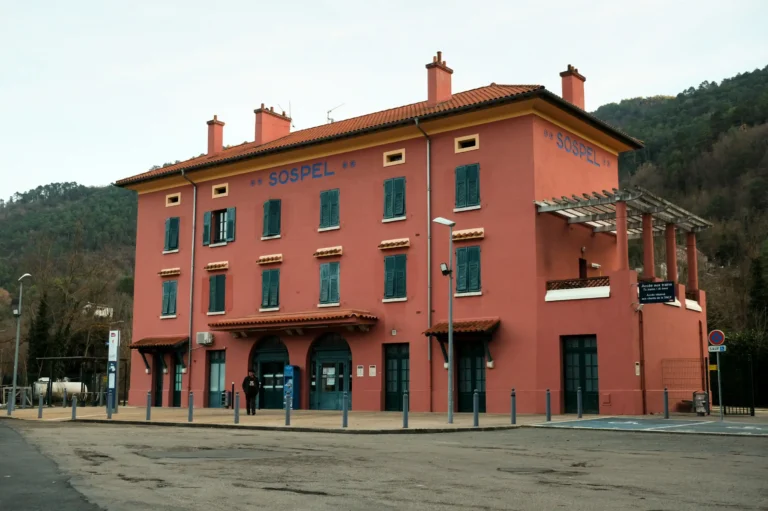 Gare de Sospel trés colorée, dans la continuité de celles de la Route du Sel (Breil-sur-Roya, Fontan-Saorge, Tende, etc.)