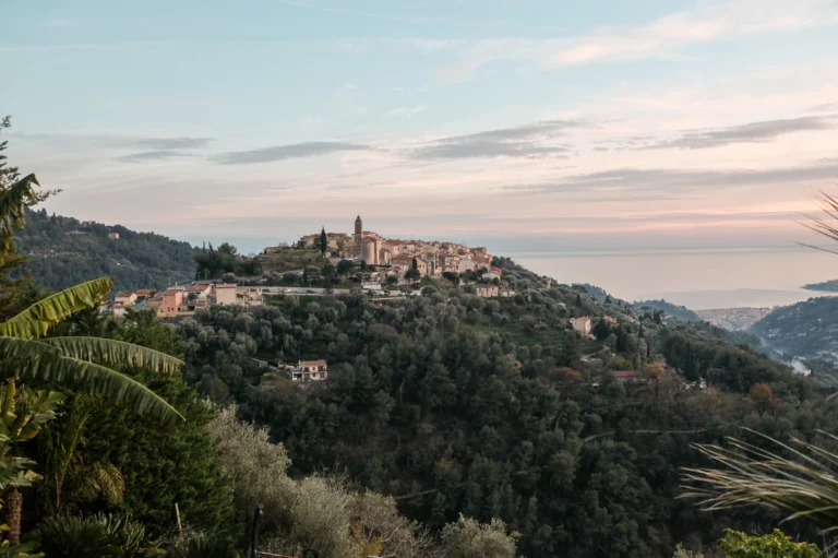 Castellar en vigie sur la baie de Menton.