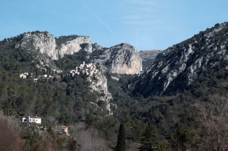 Des villages perchés, parfois fortifiés, qui concentrent un patrimoine riche (églises, bourgs médiévaux aux ruelles étroites, places, escaliers, sols en pierre, etc.).