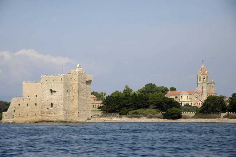 Abbaye et forteresse Saint-Honorat. ©OPPVLM